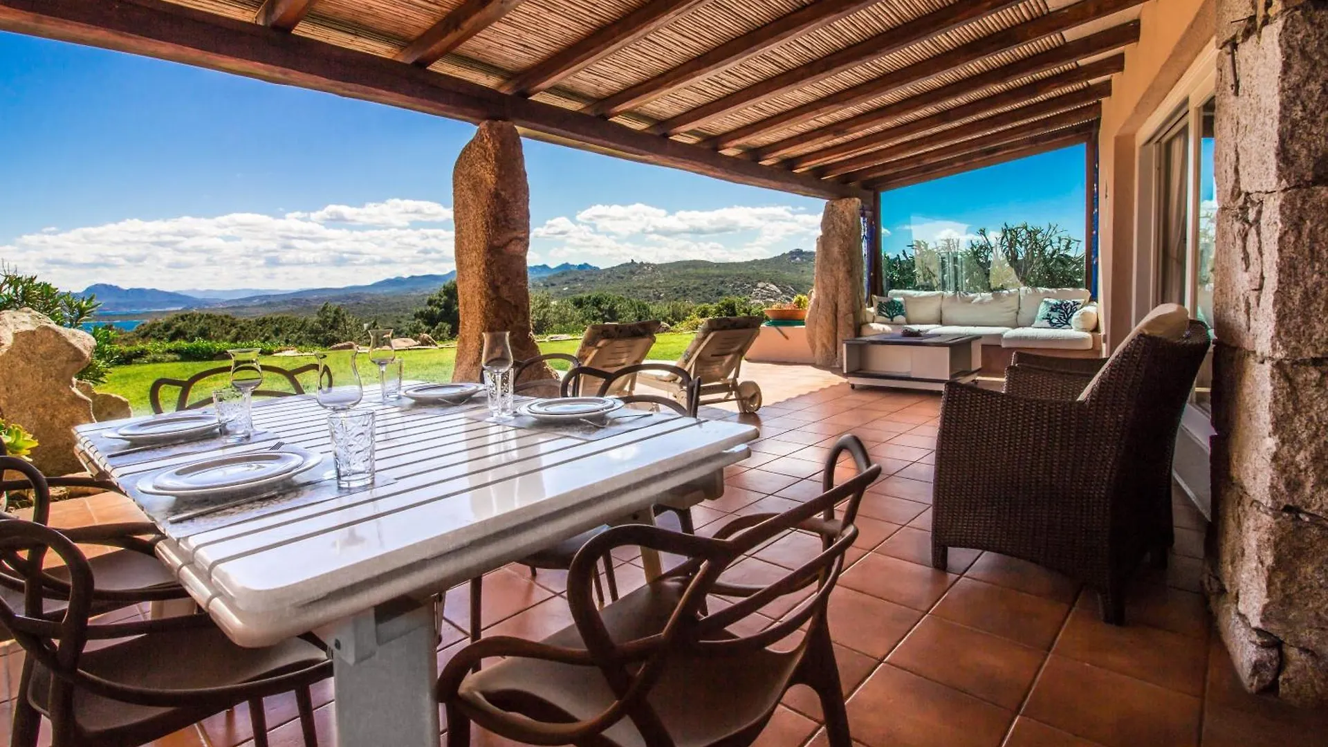 Apartment Villa With Private Garden, Parking & Shared Pool! Abbiadori