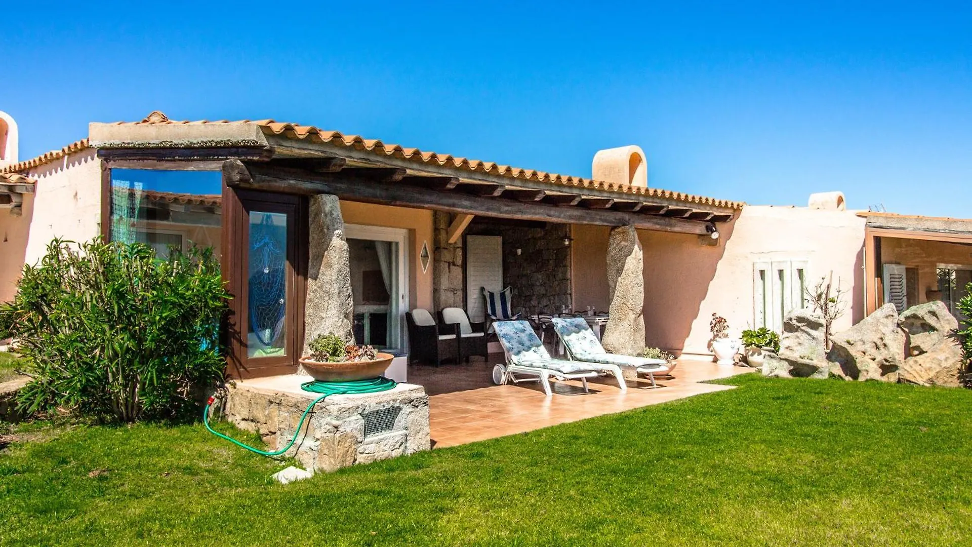Villa With Private Garden, Parking & Shared Pool! Abbiadori Apartment